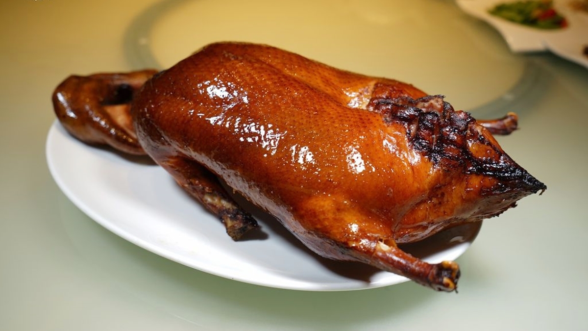 傳統「掛爐烤鴨」經過炭火烤得色澤均勻油亮，入口酥爽、油香脆口。（圖片來源：米寶麻幸福滿載）