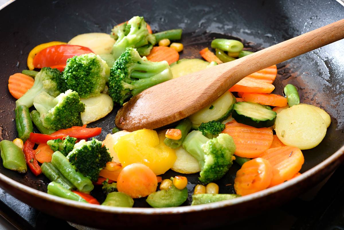 蔬菜到底「生吃還是煮熟」好？專家：洋蔥最好生吃，但「這５種」煮熟更營養