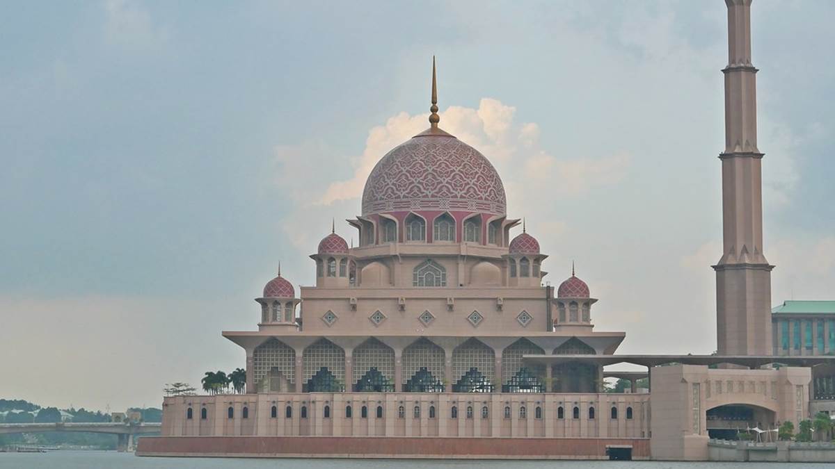 「布特拉清真寺」是馬來西亞最大的清真寺。（圖片來源：阿醜的吃喝玩樂）