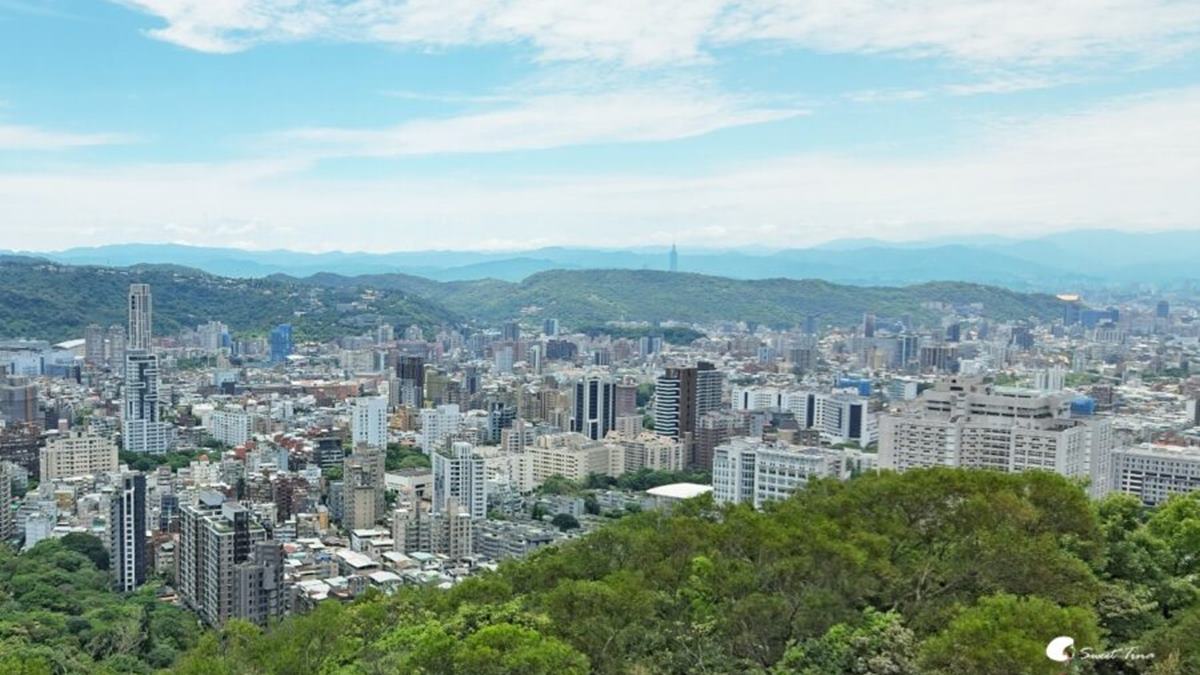 在岩頂上可360度俯瞰台北景觀。（圖片來源：Sweet Tina 樂在生活分享）