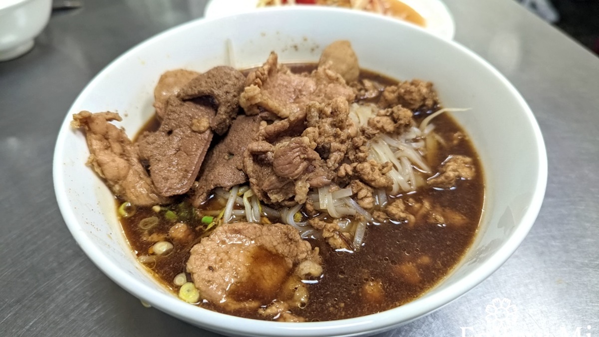 「泰國船麵」麵條像是河粉，湯頭喝起來類似肉骨茶加滷汁的混合版。（圖片來源：花洛米一起去玩耍）