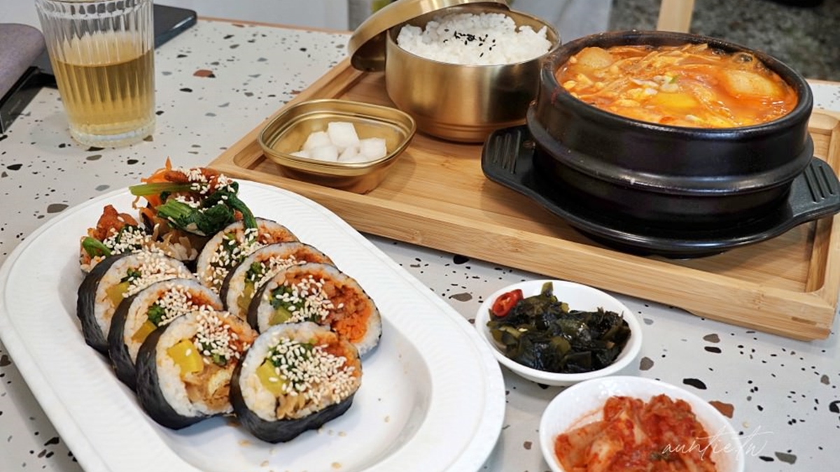 點飯捲會附上韓式泡菜、海帶芽２道小菜。（圖片來源：水晶安蹄不務正業過生活）