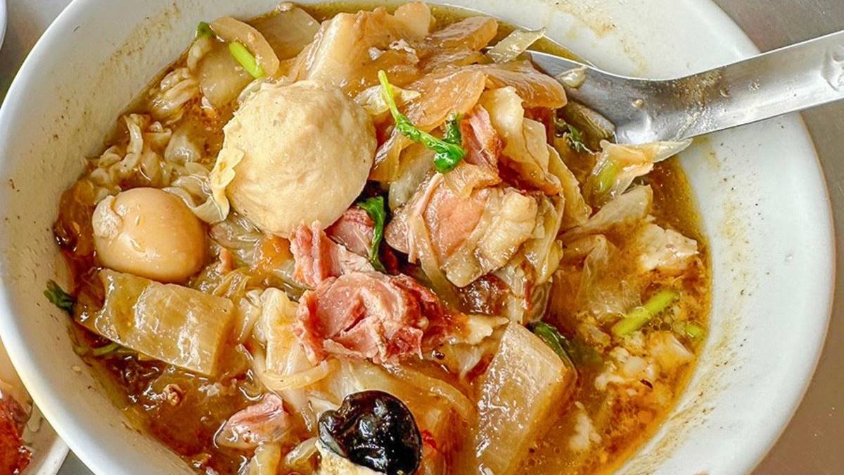「招牌什菜湯」使用多種蔬菜熬製湯底，滋味清甜又回甘。（圖片來源：跟著尼力吃喝玩樂）