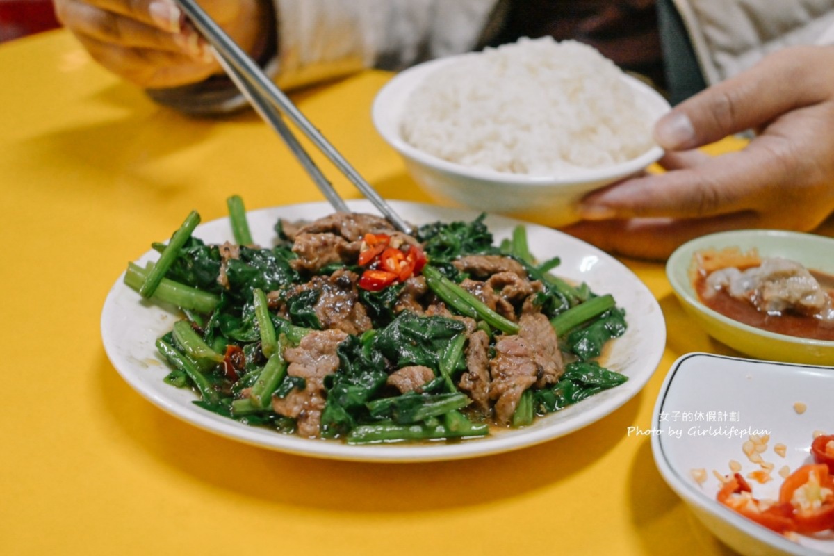 網推「台北最強炒牛肉」！隱身夜市在地飄香80年，牛雜湯免費續湯喝到飽