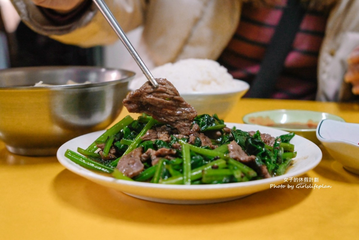 網推「台北最強炒牛肉」！隱身夜市在地飄香80年，牛雜湯免費續湯喝到飽