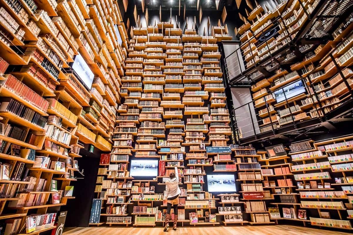 東京最新必朝聖景點！打卡IG暴紅「360度巨型魔法書架」，隱藏版神社也超好拍