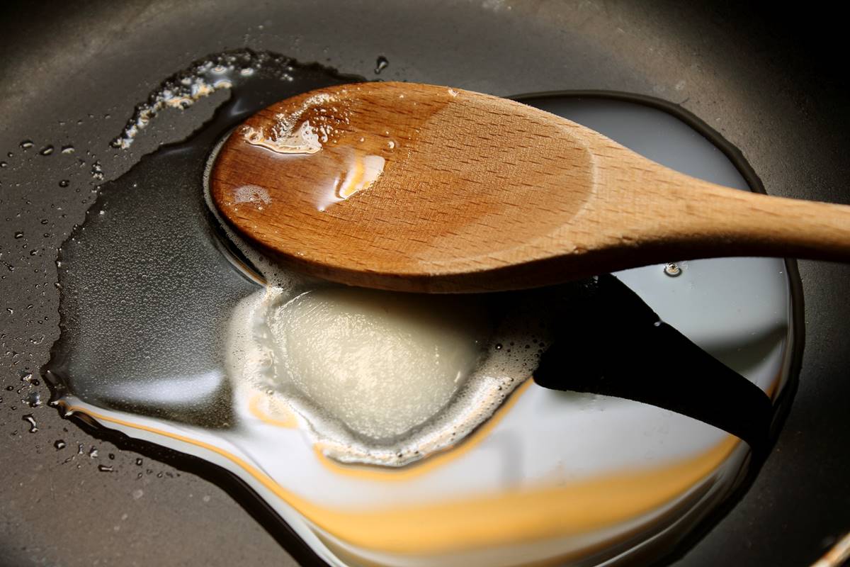 你家做菜也用？椰子油是「超級食物或十足毒藥」？專家：飽和脂肪約豬油２倍
