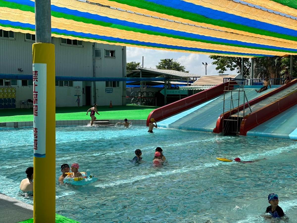 50元玩到飽！台南「戶外游泳池」再開放吸上萬人，水上溜滑梯、戲水區超消暑