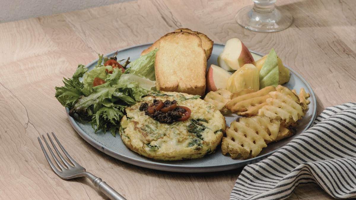 「黑猩猩的烘蛋早餐」結合蔬菜和起司，口感豐富且營養均衡。（圖片來源：光室咖啡）