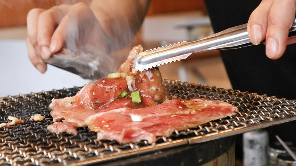 「胖肚肚燒肉」提供專人桌邊燒烤服務，能吃到專業技法考出來的佳餚。（圖片來源：女子的休假計劃）