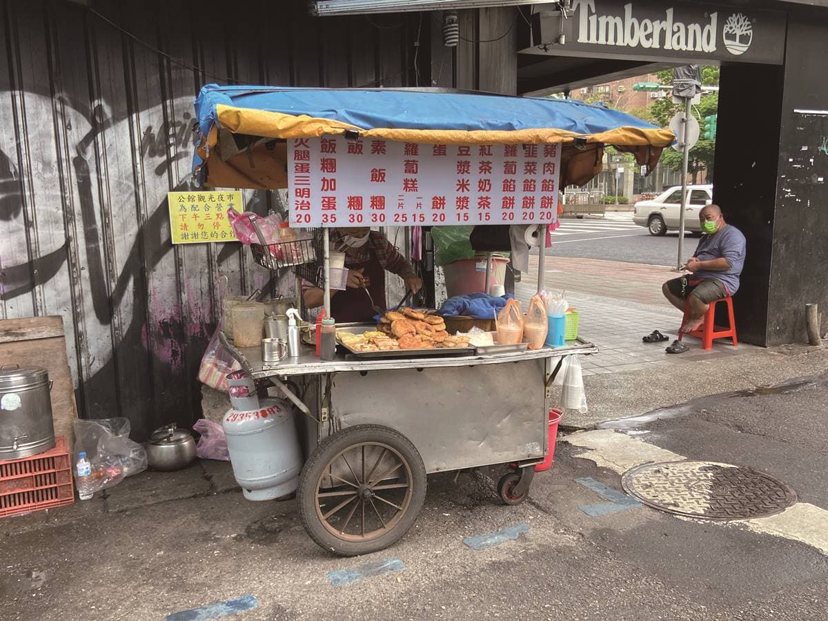 沒看過別說是台灣人！直擊「台味路邊攤」現場，夜市美食少「這東西」就是怪