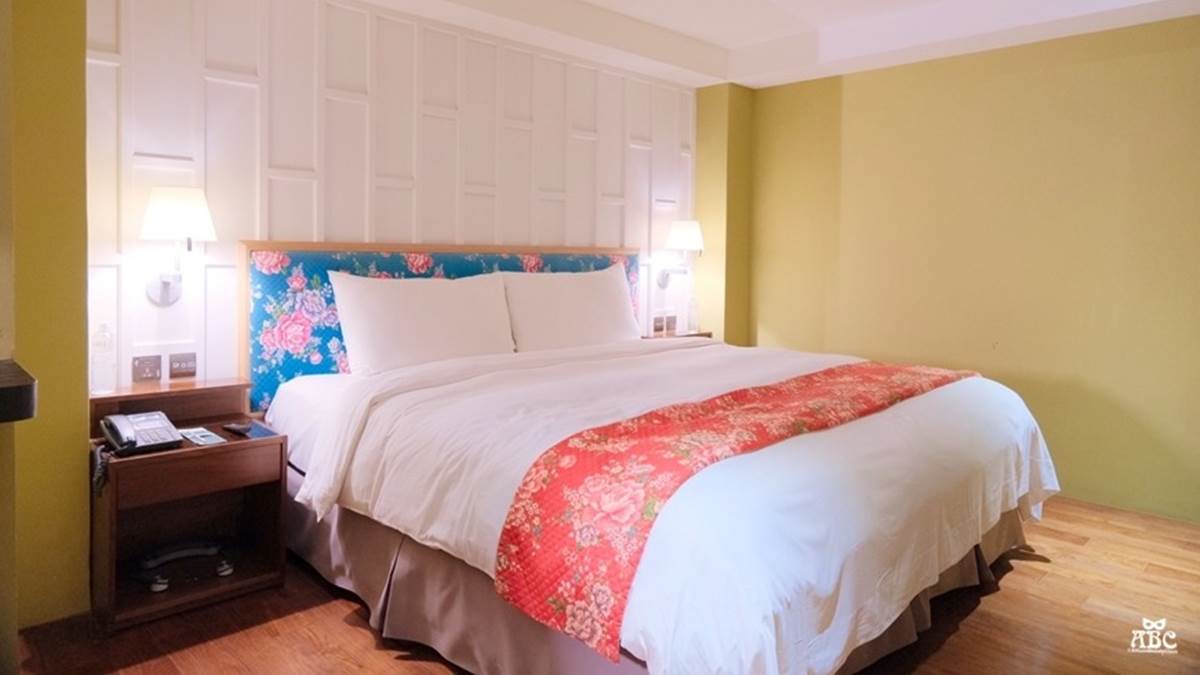 「紅點文旅」以客家花布裝飾床組，營造不一樣的視覺體驗。（圖片來源：愛麗森的變身教室）