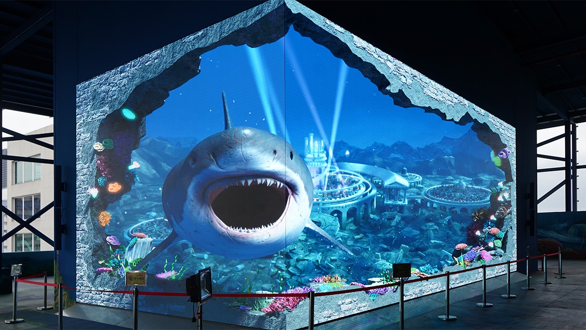 園區內的「裸視3D螢幕」回播放動畫，中間會有隻小鯊魚也會衝出螢幕哦。（圖片來源：阿捷的打飯班）