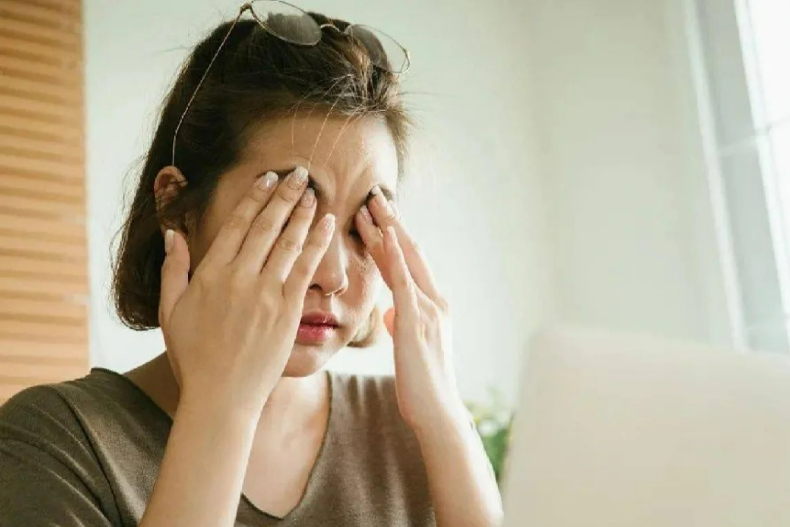 長期待冷氣房很傷眼！防止乾眼症和不適症狀的5種方法：使用「2物品」緩解傷害與不適