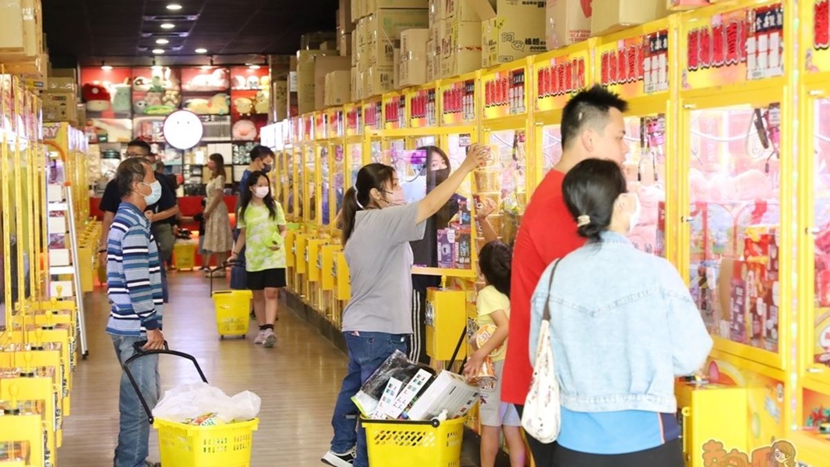 「不倒翁遊樂園」有近百台娃娃機，裡面有零食、泡麵、生活用品等。（圖片來源：熱血玩台南。跳躍新世界）