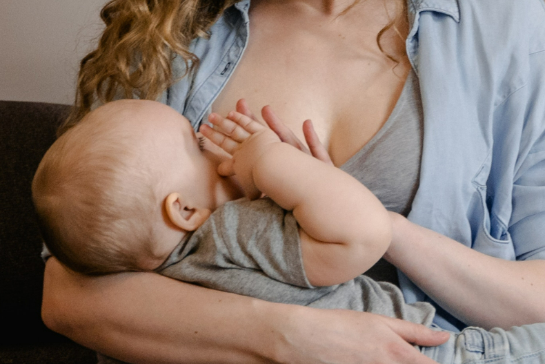產後身材大逆襲！5招媽媽們必學瘦身小撇步，「餵母乳」竟能消耗超多熱量？