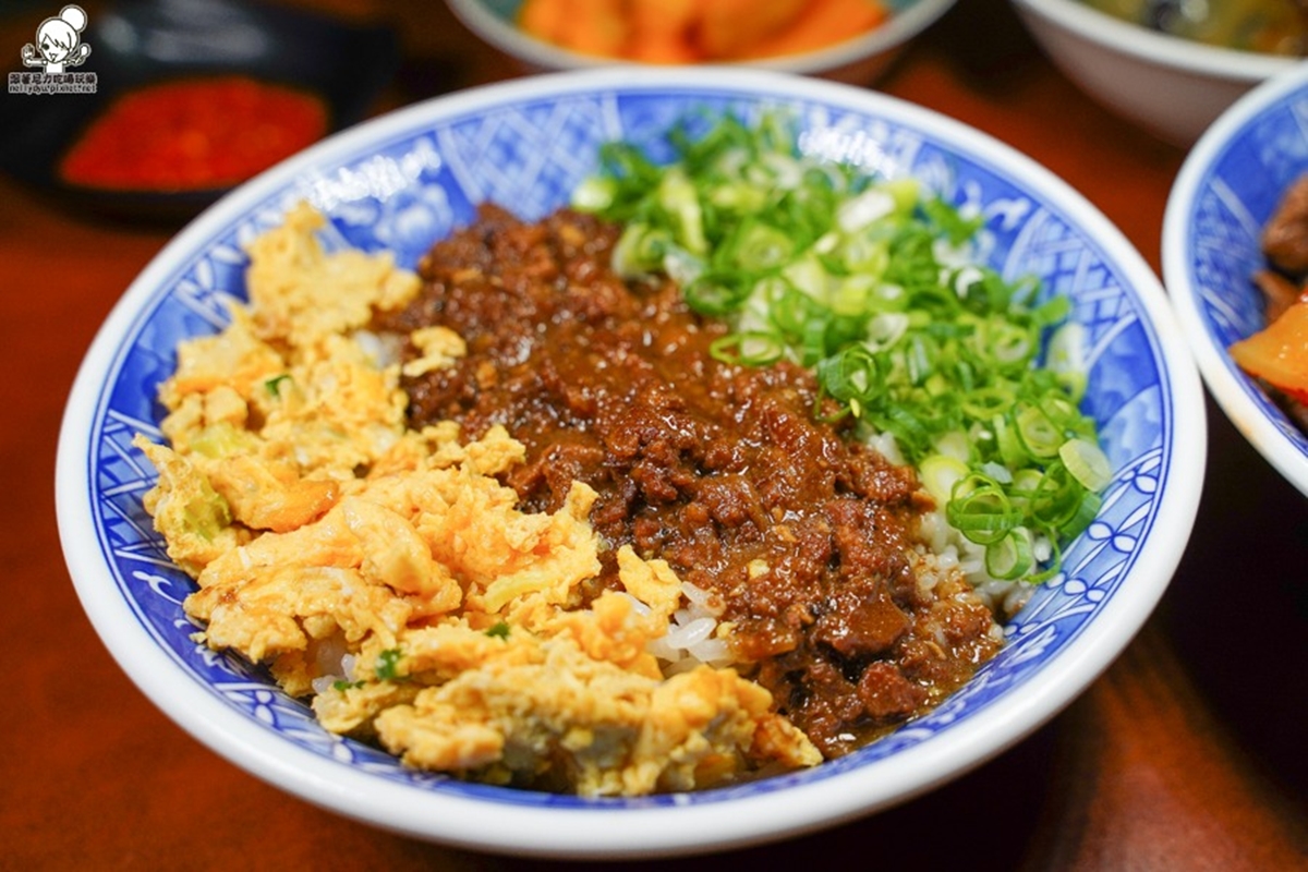 這碗只要50元！牛肉燥拌炒蛋、蔥花蛋太銷魂，限量「牛B飯」爽嗑鮮嫩牛排