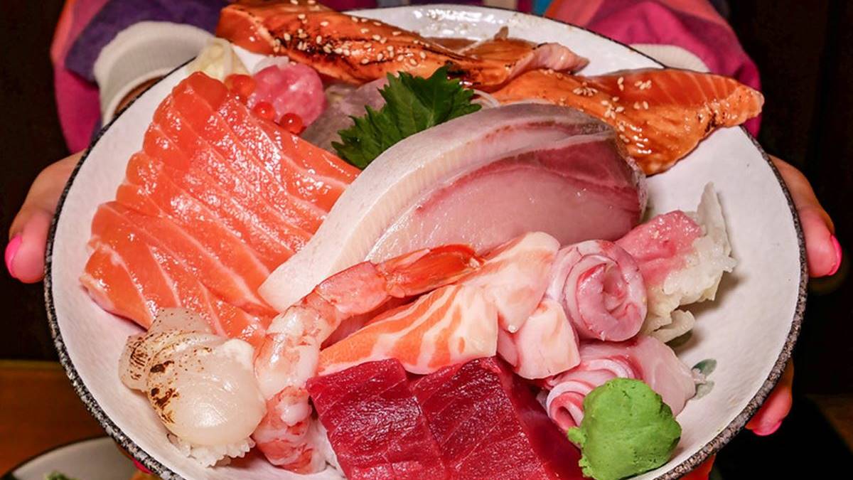 招牌必點浮誇爆表的「散壽司定食」，厚切生魚片鋪好鋪滿，吃起來超過癮。（圖片來源：鄉民食堂）