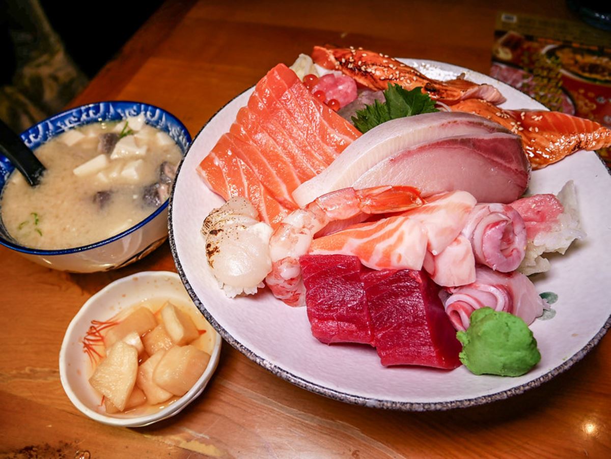 台北生魚片霸主推這家！超厚切「爆量海鮮散壽司」用料不手軟，飽到懷疑人生