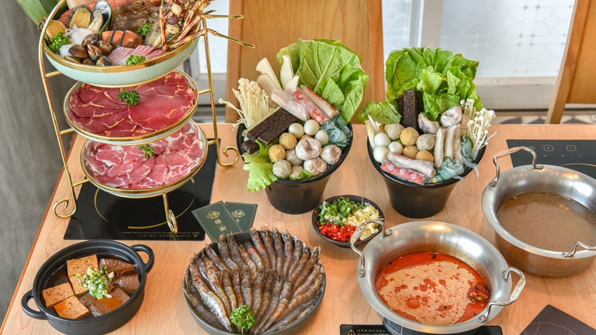 「雙人海陸套餐」包含湯底、肉品以及霸王海味拼盤。（圖片來源：2A食旅日記）