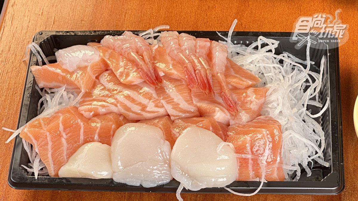 店裡每日採買新鮮漁貨，海鮮種類很豐富。