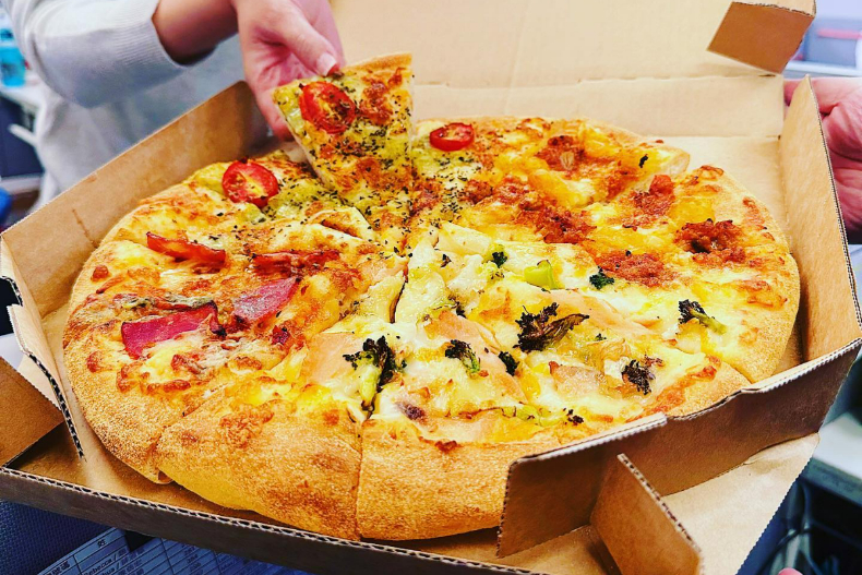 達美樂獻颱風優惠「2個披薩特價299元」！這6天再加碼「披薩買一送一」