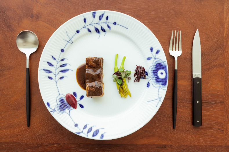 探索百年手繪名瓷「皇家哥本哈根」！花草療癒中品味丹麥皇室餐桌傳奇