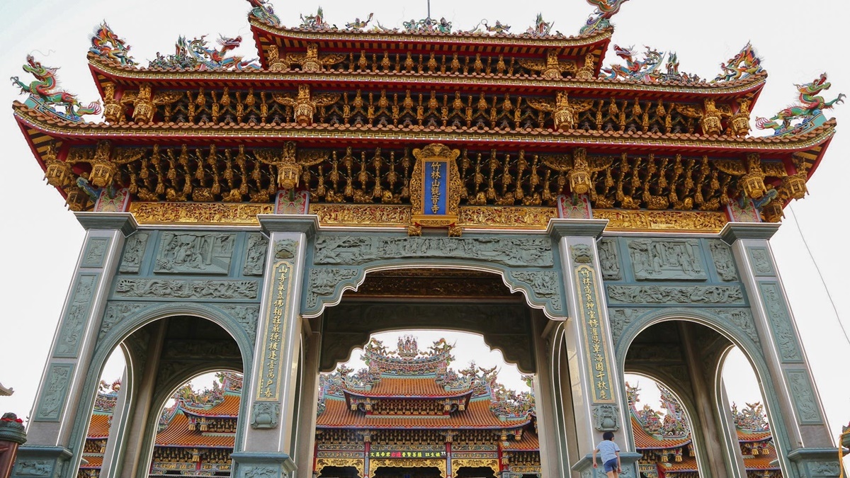 「竹林山觀音寺」是林口香火非常鼎盛的廟宇，金碧輝煌的外觀看起來超級氣派！（圖片來源：又要飛去哪！？）