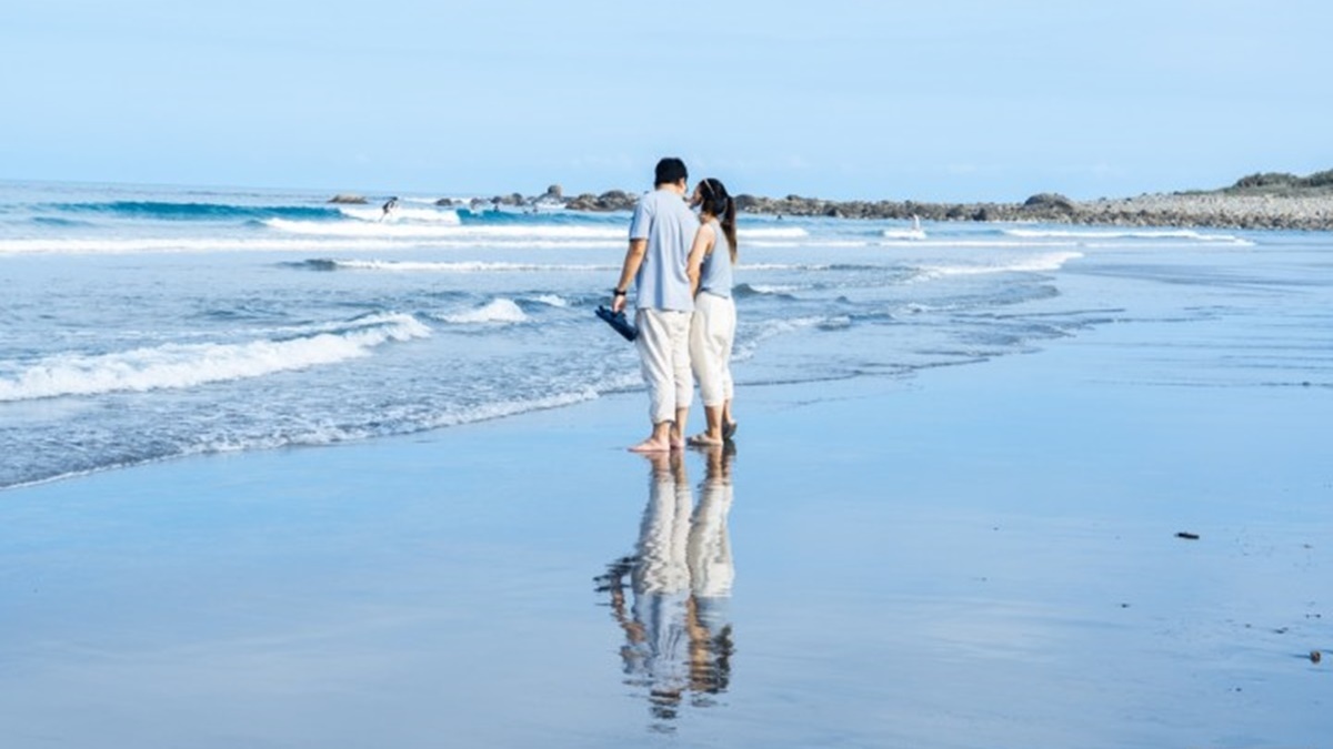 情侶也會來沙灘約會，在海邊踏浪、看看海、拍拍美照也是挺浪漫的。（圖片來源：靜兒貪吃遊玩愛分享）