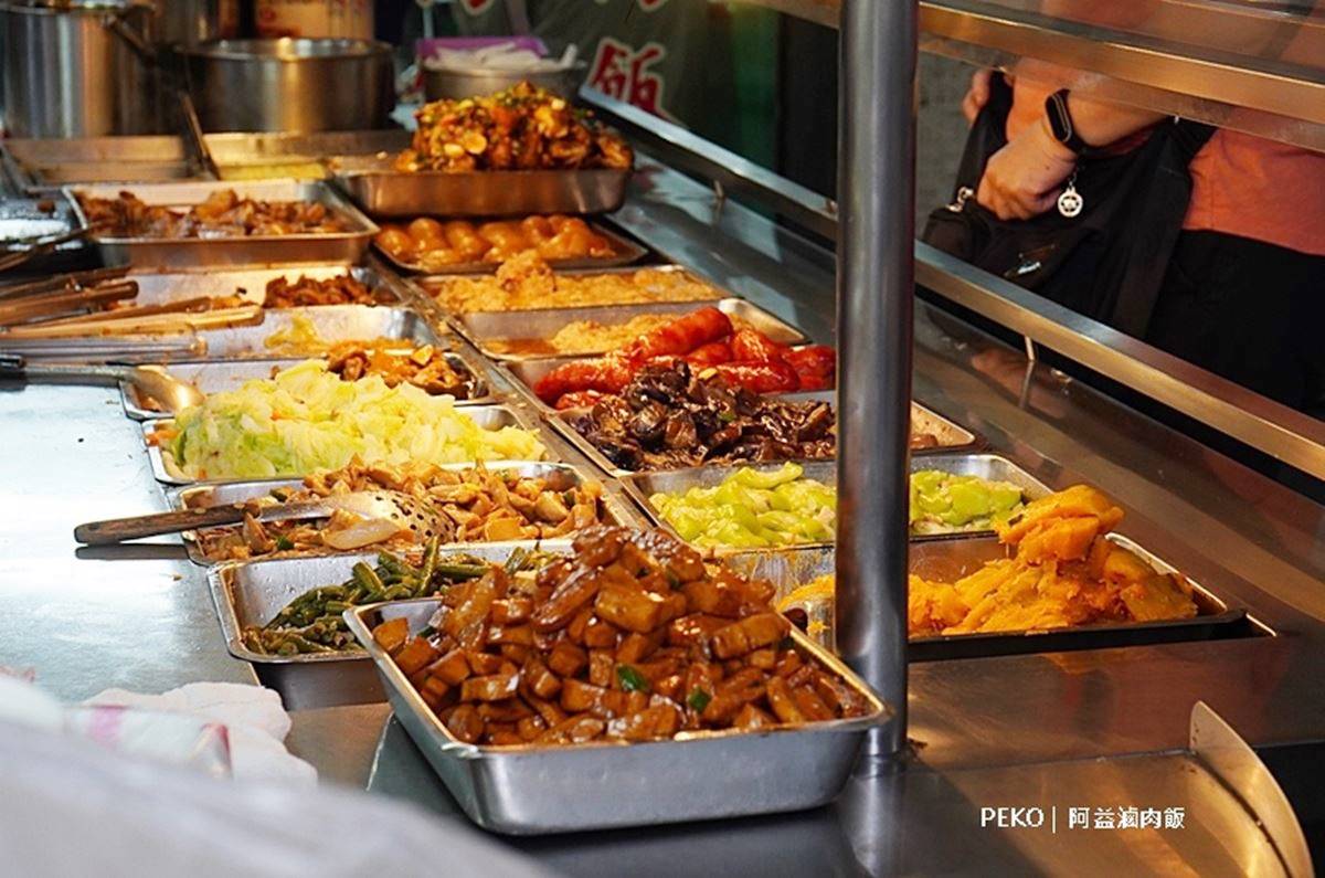 「板橋傳奇５大滷肉飯」之一！15元佛系開吃，銅板價小菜、三杯雞CP值超高