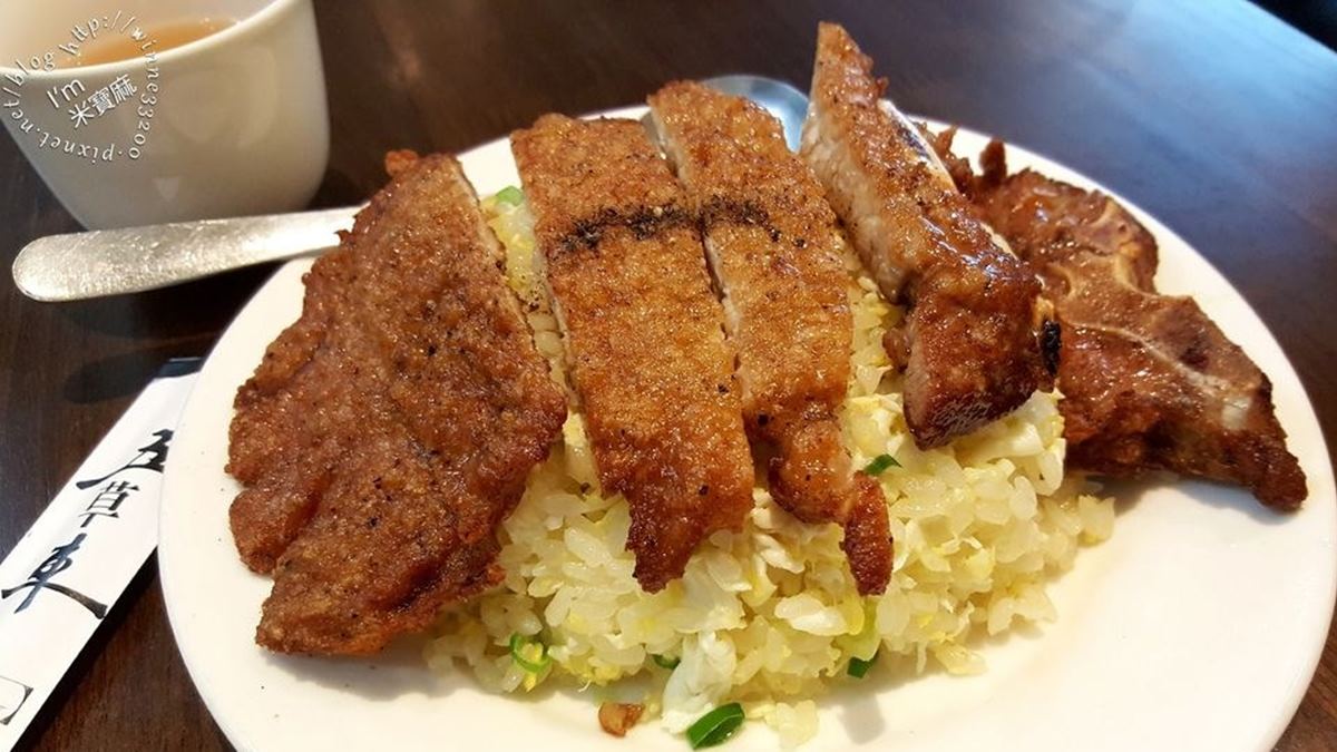 「排骨蛋炒飯」很厚實的排骨加上不帶醬油的蛋炒飯，整體搭配非常完美。（圖片來源：米寶麻幸福滿載）