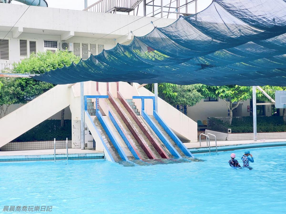 暑假限定60元玩整天！衝宜蘭「湧泉游泳池」爽玩３層樓滑水道，再嗑現炸雞排