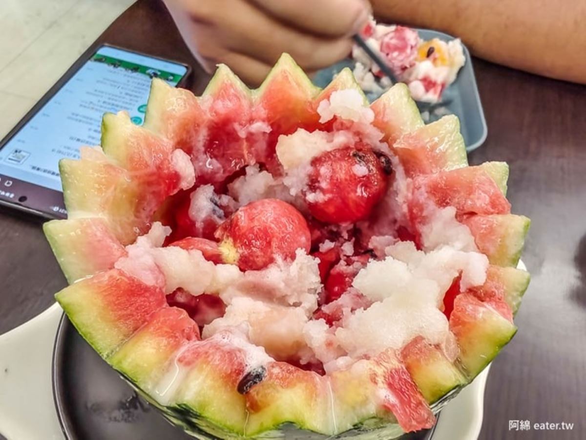 揪團挑戰「超狂101水果塔」！桃園最狂冰店是這家，爆量水果堆好堆滿太欠吃