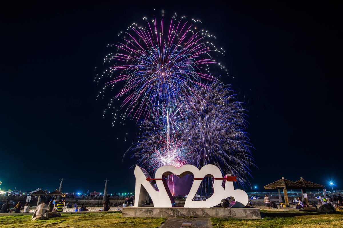 360秒海上煙火秀「這天」登場！衝嘉義免費玩70米長滑水道、爽嗑烤蚵吃到飽