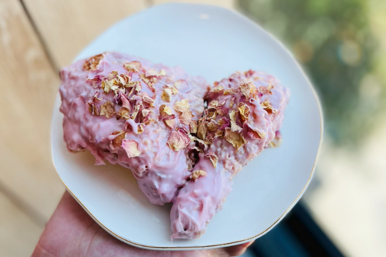 粉紅控瘋了!肯德基「玫瑰芭比粉巧克力脆雞」浪漫登場,限時8天想吃要快