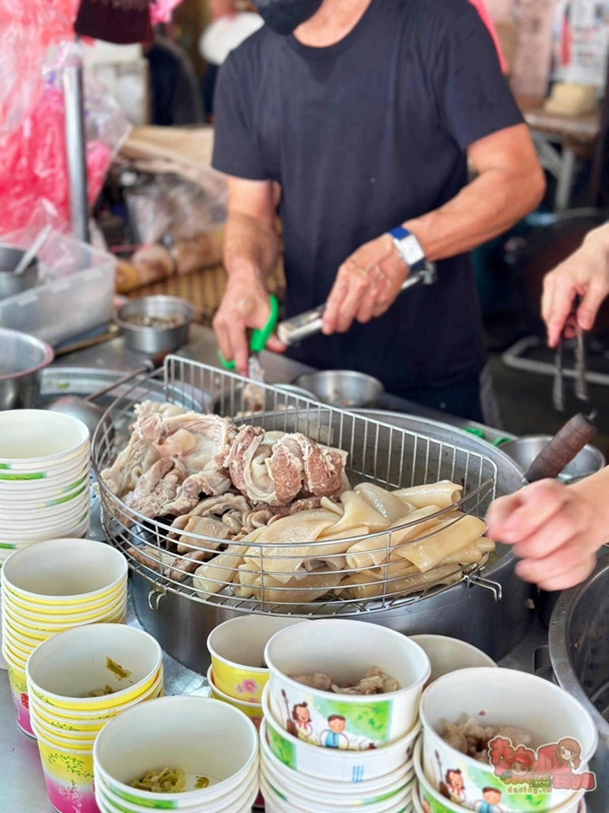 台南市場排隊夯翻！35元「米粉＋炒麵」婆媽最愛銅板美食，滿料豬血湯也必點