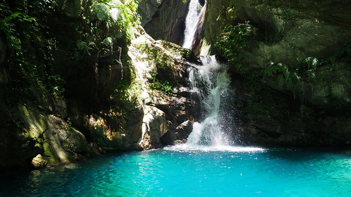 「巫鎖瀑布」藍寶石晶瑩剔透的深潭真的超級漂亮。（圖片來源：肉魯 走遍全台灣●環遊全世界）