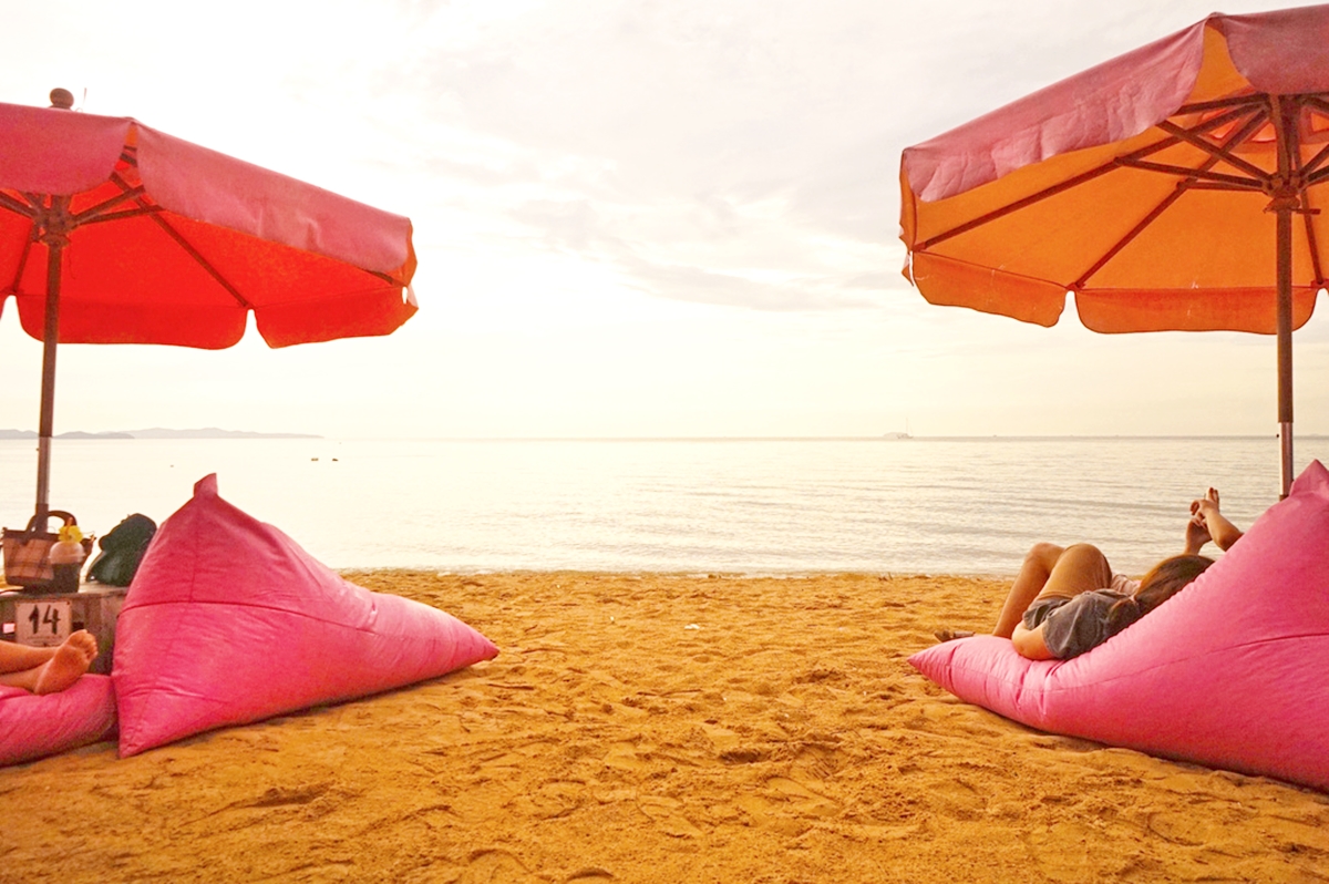 真實版《芭比》海灘！爽躺整片「粉紅浮誇系懶骨頭」，賞夕陽、海景超Chill