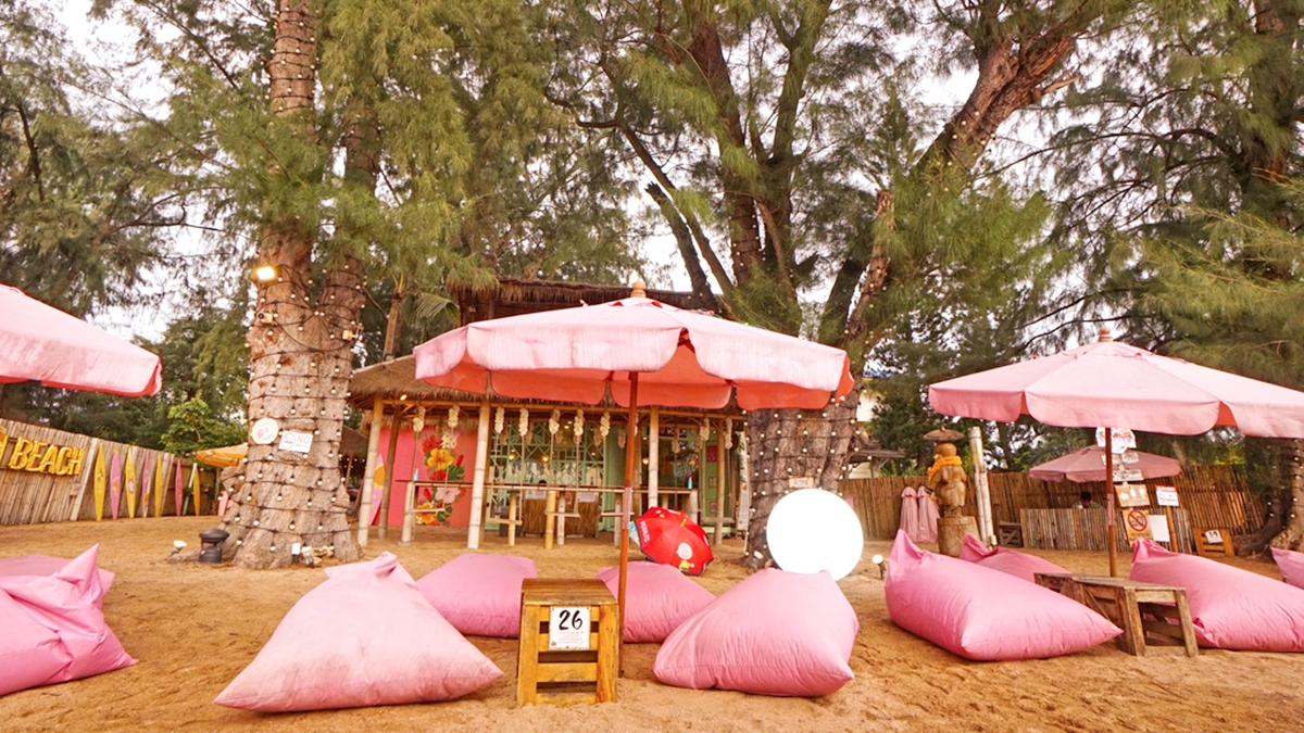 沙灘上擺了許多粉紅色懶骨頭和大陽傘，讓人少女心大噴發！（圖片來源：老錢的老巢）