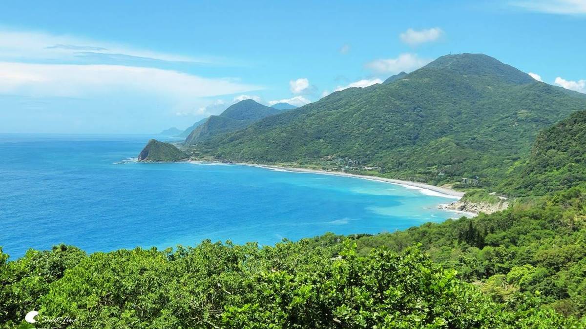 在平台上可以眺望大石鼻山步道和絕美的蔚藍海洋。（圖片來源：Sweet Tina 樂在生活分享）