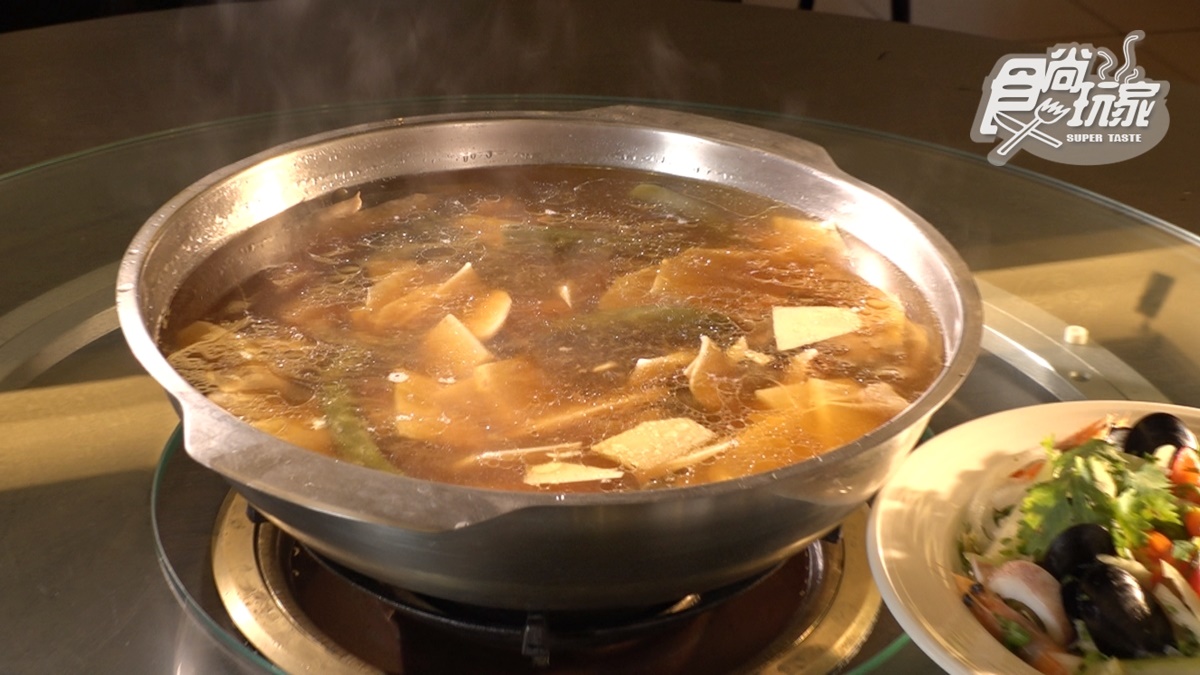 「剝皮辣椒雞湯」是招牌菜色之一，可以單點自己喜愛的食材加進去，例如山藥、竹筍等。