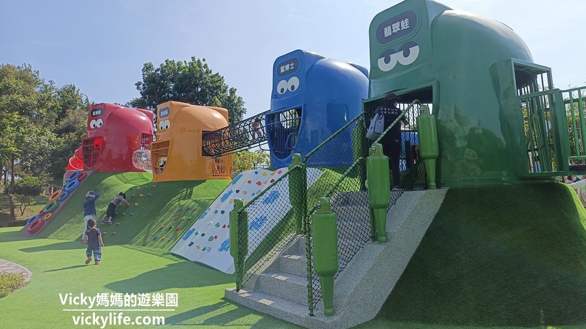 外星寶寶造型滑梯有４個，每個都會延伸出不同的遊樂設施。（圖片來源：Vicky媽媽的遊樂園）