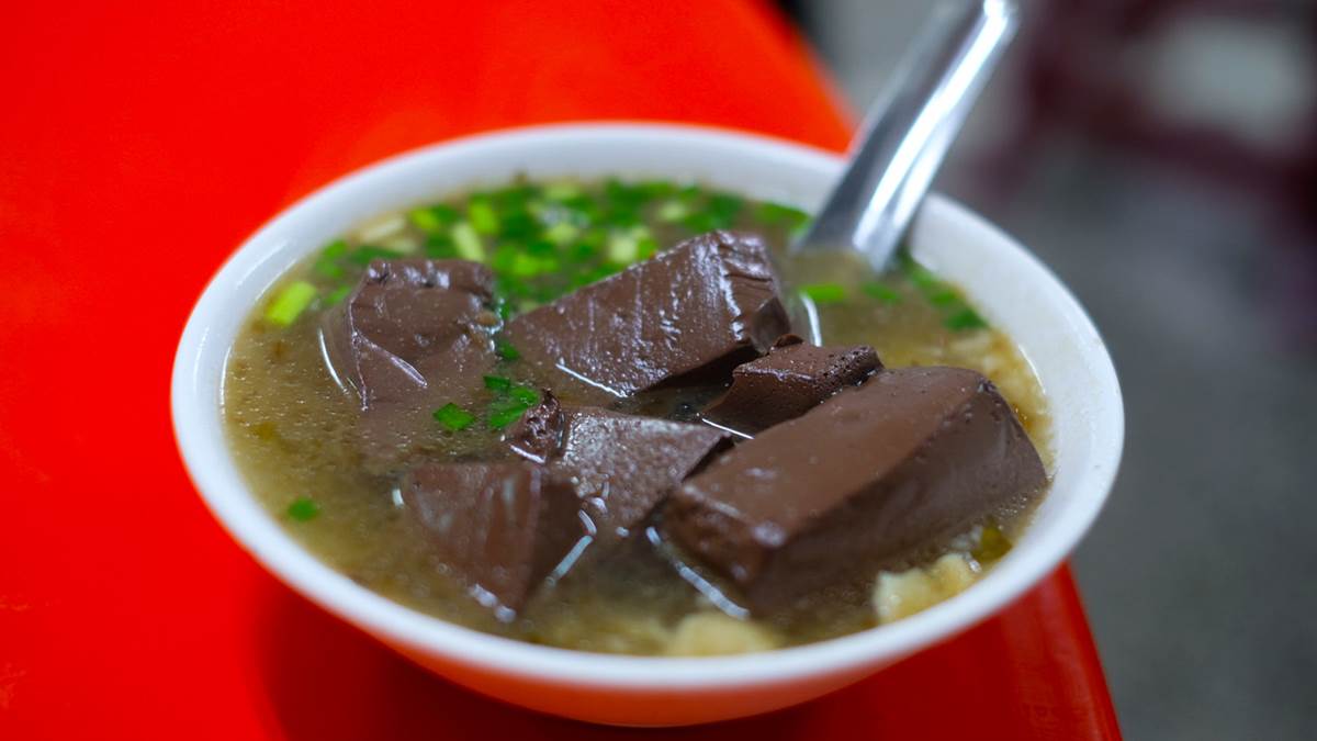 豬血湯的湯頭濃郁，帶有胡椒香氣。（圖片來源：JJ.Hsu）