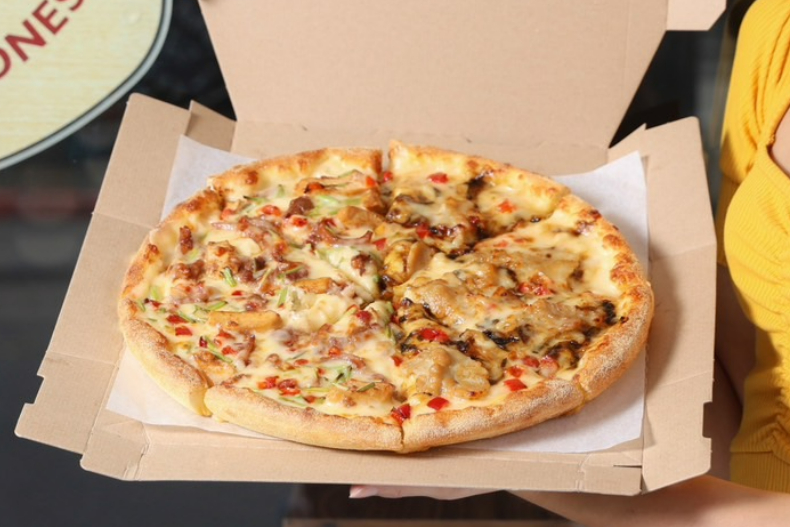 8月必吃速食新品整理：達美樂3款「客家披薩」、中元節限定「三牲漢堡」