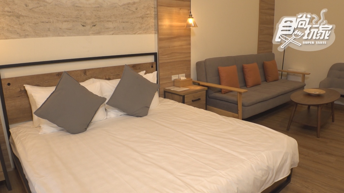 房間採白色搭配木頭色系的極簡風格，加上暖色系的燈光，給人舒適、溫暖的感覺。