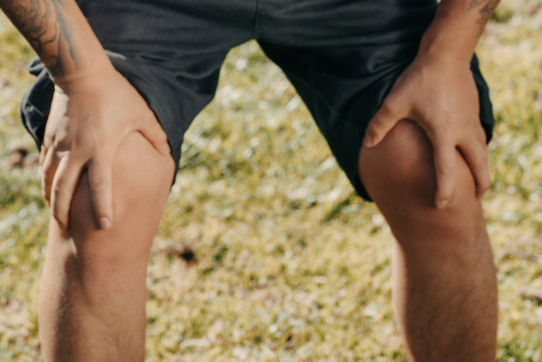 膝痛的隱藏真相！解析4大膝蓋疼痛位置，除了運動前熱身，還要多攝取「2營養素」