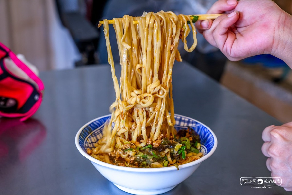 鐵皮屋隱藏版美食！銷魂「椒麻皮蛋麵」在地激推，米糕、乾麵通通超俗銅板價