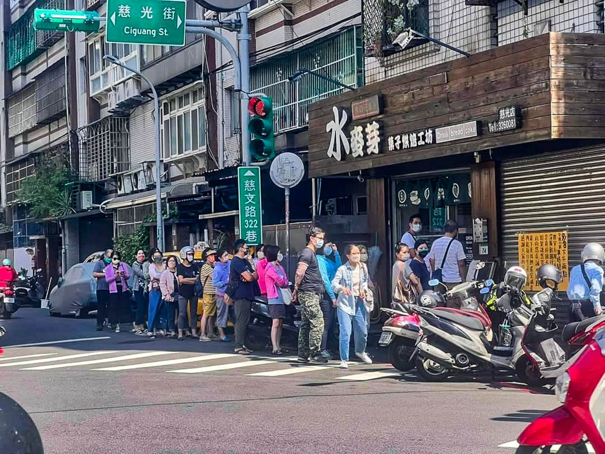 中秋狂賣上萬顆！桃園「現烤蛋黃酥」還沒開門就排爆，古早味手撕蛋糕也必買