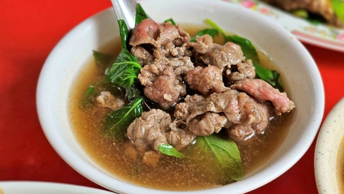 牛肉湯帶有九層塔香超美味，喝不夠的話還可以自己加湯。（圖片來源：Yuki‘s Life）