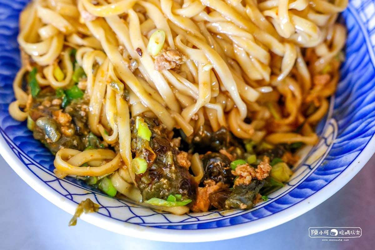 鐵皮屋隱藏版美食！銷魂「椒麻皮蛋麵」在地激推，米糕、乾麵通通超俗銅板價